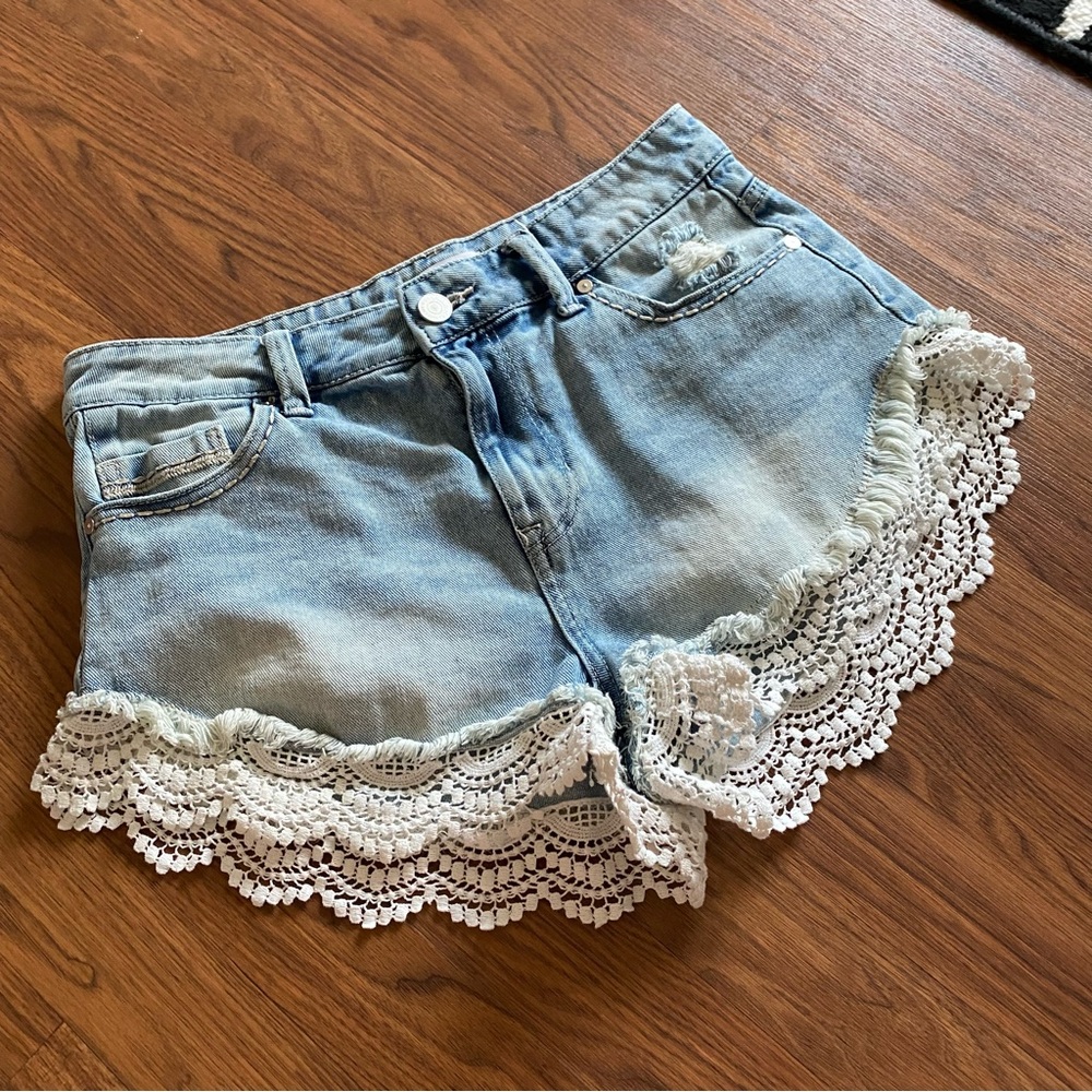 Forever 21 size 28 jean shorts - Picture 2 of 6